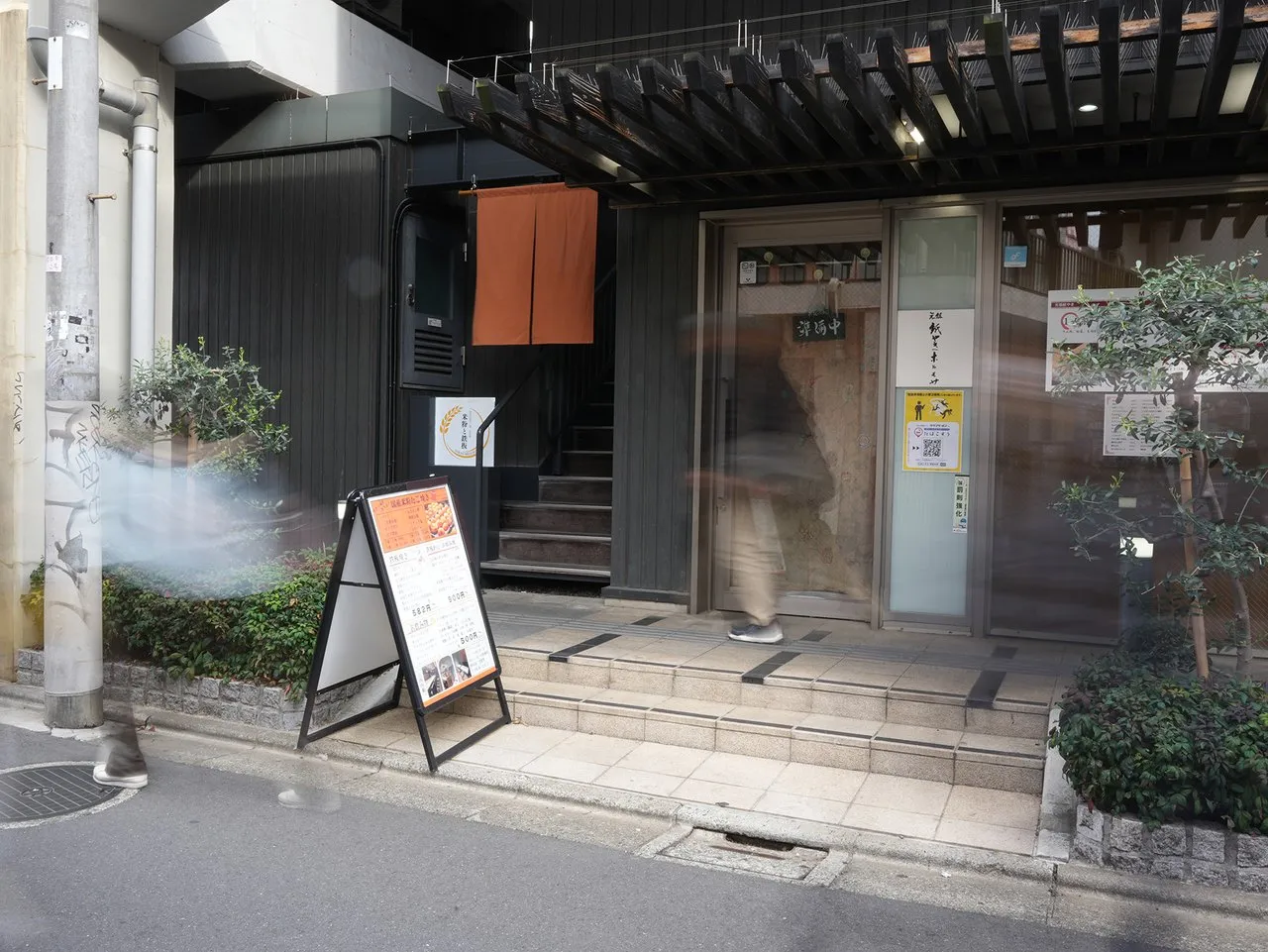 店舗外観写真：2階で見えづらい店内への入店ハードルを下げる外観カット
